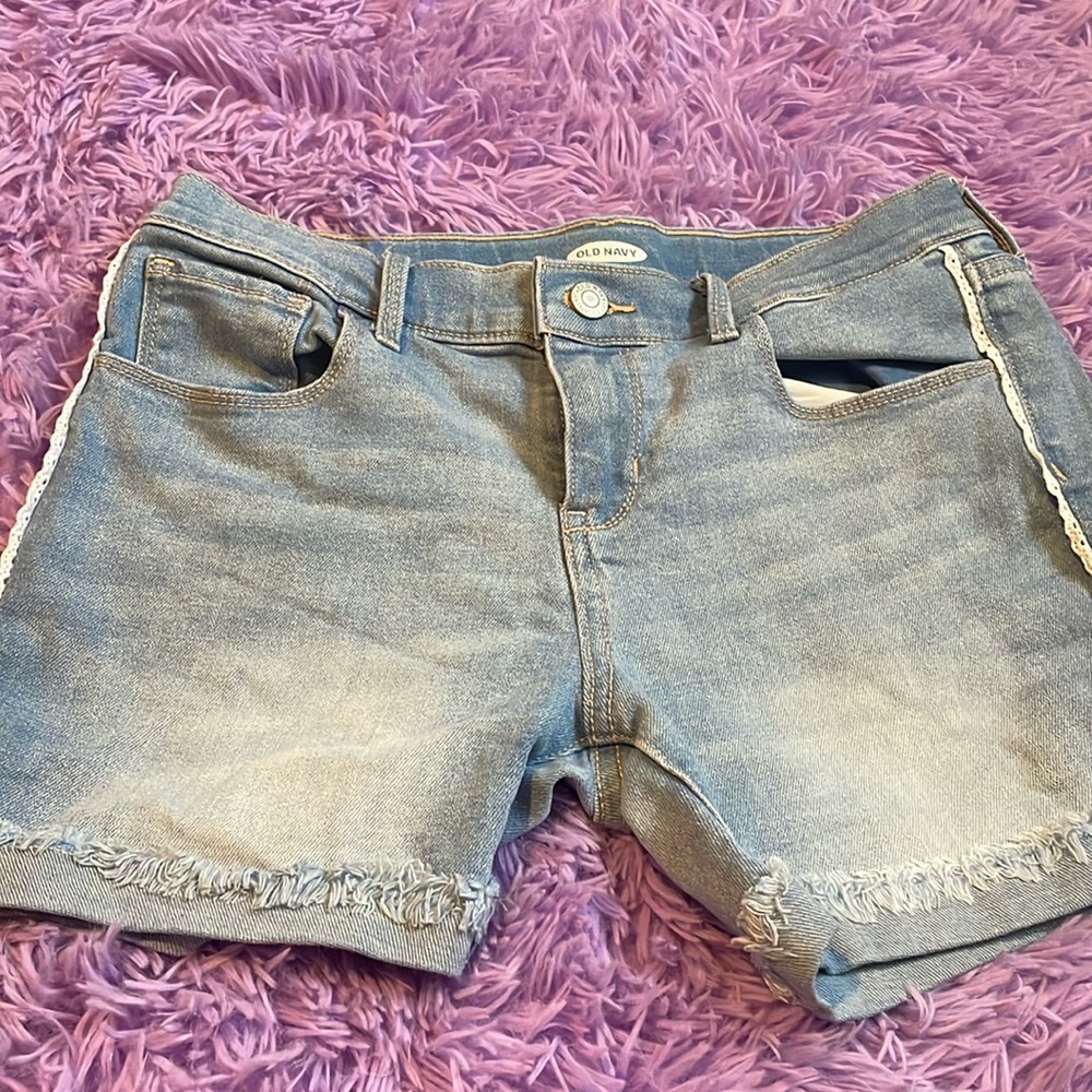 Cute light wash jeans shorts with a design at the end